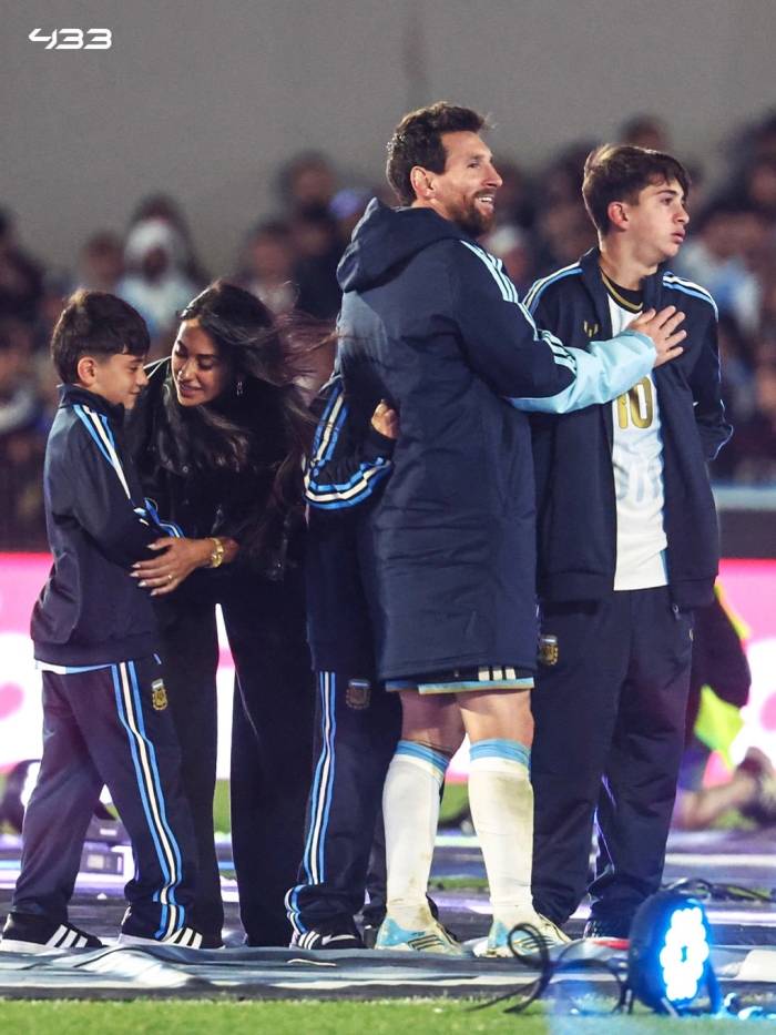 Vợ chồng Messi vỗ về các con. Ảnh: Instagram/433