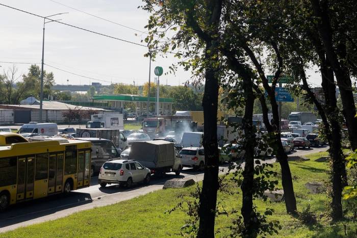Xe cộ ùn tắc ở Kiev ngày 2/10. Ảnh: AFP