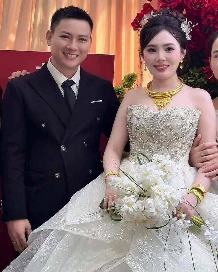 Hoài Lâm chăm sóc vợ trong lễ vu quy