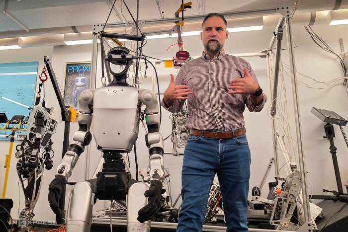 Giáo sư Aaron Ames bên một mẫu robot hình người Unitree được tuỳ biến cho việc nghiên cứu, tháng 9/2026. Ảnh: Lưu Quý