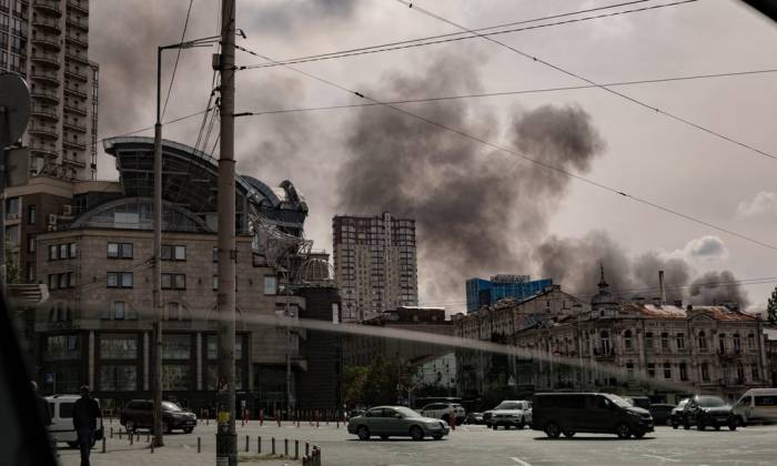 Khói đen bốc lên tại thủ đô Ukraine sau một cuộc tập kích. Ảnh: WSJ