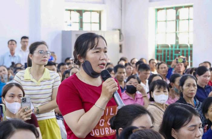 Phụ huynh thôn Tiến Sơn phát biểu tại buổi đối thoại, chiều 1/10. Ảnh: Đức Hùng