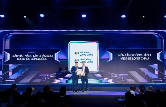Long Châu nhận danh hiệu Giải pháp nâng tầm chăm sóc sức khỏe cộng đồng tại Better Choice Awards. Ảnh: Long Châu
