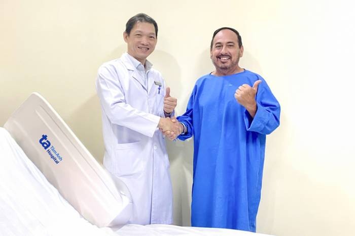 Ông Frank (phải) có thể đi lại chỉ vài giờ sau phẫu thuật cắt u thận trái bằng robot. Ảnh: Bệnh viện Đa khoa Tâm Anh