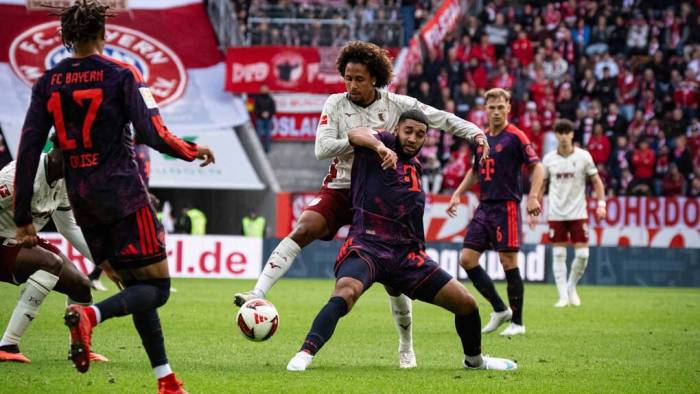 Saibari (áo tím, giữa) tranh bóng với cầu thủ Augsburg trong trận hòa 2-2 trên sân WWK Arena, Augsburg, Đức, ngày 10/10/2026. Ảnh: AP