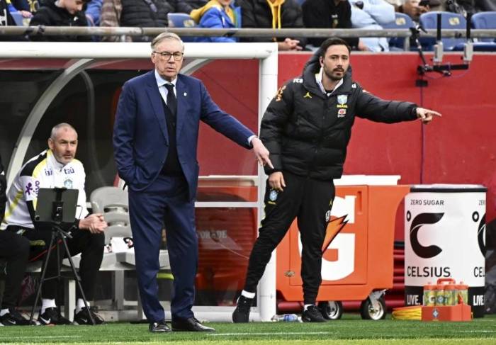 Davide Ancelotti ở khu kỹ thuật cạnh cha mình là Carlo Ancelotti (trái) trong trận giao hữu Brazil – Pháp trên sân Gillette, Foxborough, Mỹ ngày 26/3/2026. Ảnh: L’Équipe