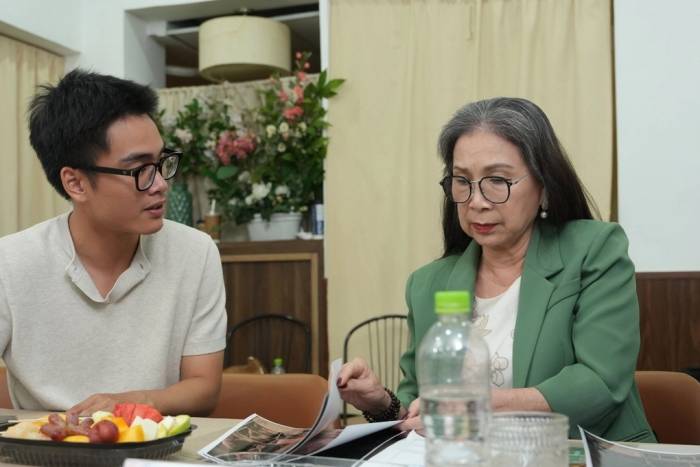 Nghệ sĩ Kim Xuân bên đại diện êkíp phim The Heart Project ở buổi casting tại TP HCM. Web drama xoay quanh chủ đề tình yêu, tình bạn và khát vọng nghề nghiệp của sáu người trẻ Hà Nội. Ảnh: Đoàn phim cung cấp