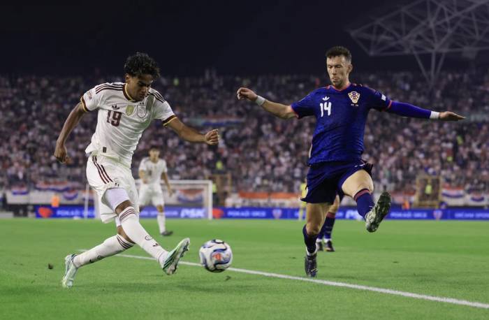 Lamine Yamal (trái) tạt bóng trong trận Tây Ban Nha thắng Croatia 2-1 ở lượt bốn bảng A3 Nations League trên sân Poljud, Split, Croatia ngày 6/10/2026. Ảnh: Reuters