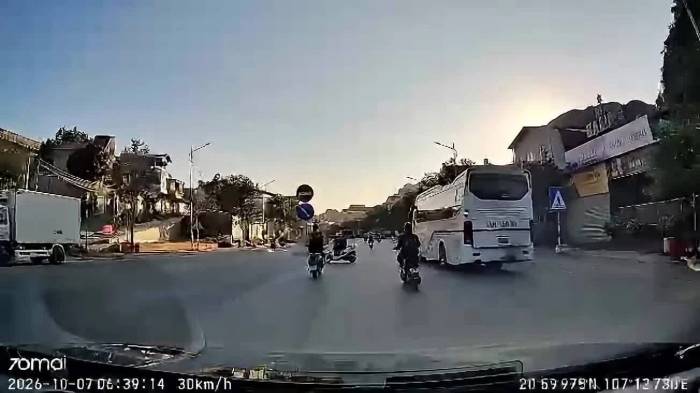 Hai học sinh ngã xe vì người xe máy đi ngược chiều