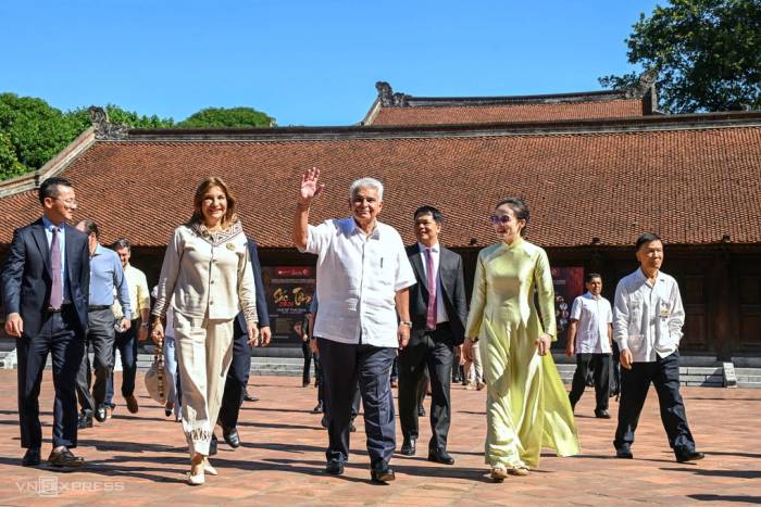Tổng thống Panama Jose Raul Mulino và phu nhân thăm Văn Miếu - Quốc Tử Giám ngày 6/10. Ảnh: Giang Huy
