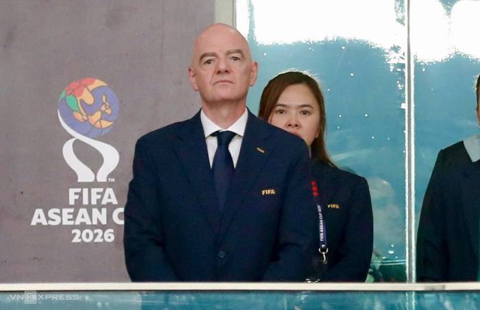 Chủ tịch đương nhiệm của FIFA Gianni Infantino dự khán và trao Cup giải FIFA ASEAN Cup 2026 tại sân Gelora Bung Karno, Indonesia tối 5/10/2026. Ảnh: Đức Đồng