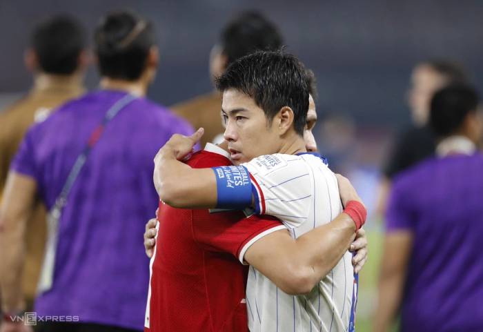 Sarach Yooyen (áo trắng) ôm Egy Maulana Vikri sau khi Thái Lan thua Indonesia ở chung kết FIFA ASEAN Cup 2026. Ảnh: Hai Tư