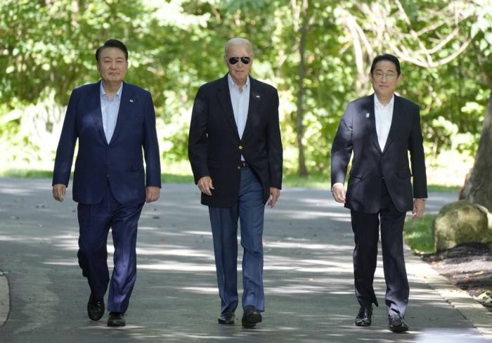 Từ trái qua phải: Cựu tổng thống Hàn Quốc Yoon Suk-yeol, cựu tổng thống Mỹ Joe Biden và cựu thủ tướng Nhật Bản Fumio Kishida tại Trại David hồi tháng 8/2023. Ảnh: Reuters