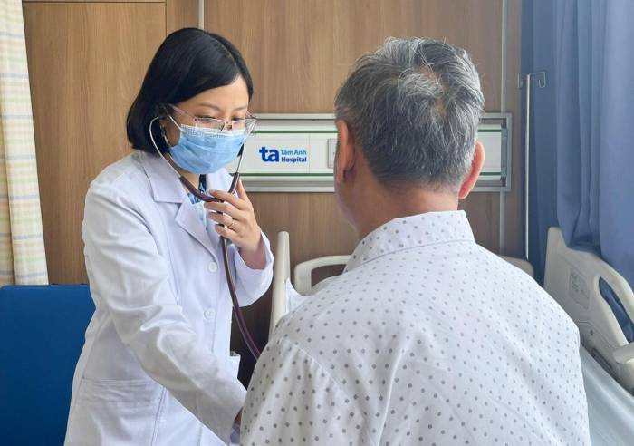 Bác sĩ Bích kiểm tra sức khỏe bệnh nhân trước lúc xuất viện. Ảnh: Bệnh viện Đa khoa Tâm Anh