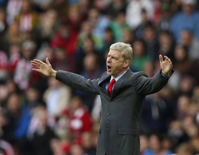 Arsene Wenger thời còn dẫn dắt Arsenal, ở khu kỹ thuật trong trận Sunderland – Arsenal trên sân Ánh Sáng, Sunderland, Anh ngày 25/10/2014. Ảnh: Reuters