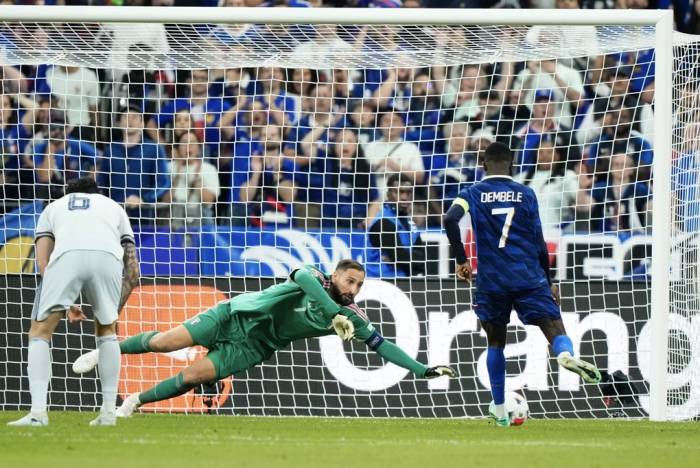 Ousmane Dembele đá bồi cận thành bị Gianluigi Donnarumma bay người cản phá trong trận Pháp hòa Italy 1-1 ở lượt ba bảng A1 Nations League trên sân Stade de France, Paris, Pháp ngày 2/10/2026. Ảnh: AP