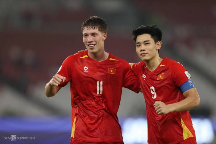 Williams Minh Hoàng (trái) và Nguyễn Đình Bắc ăn mừng khi đội tuyển Việt Nam thắng Pakistan 4-2 ở lượt cuối bảng B FIFA ASEAN Cup 2026, trên sân Gelora Bung Karno, Jakarta, Indonesia, ngày 2/10. Ảnh: Đức Đồng