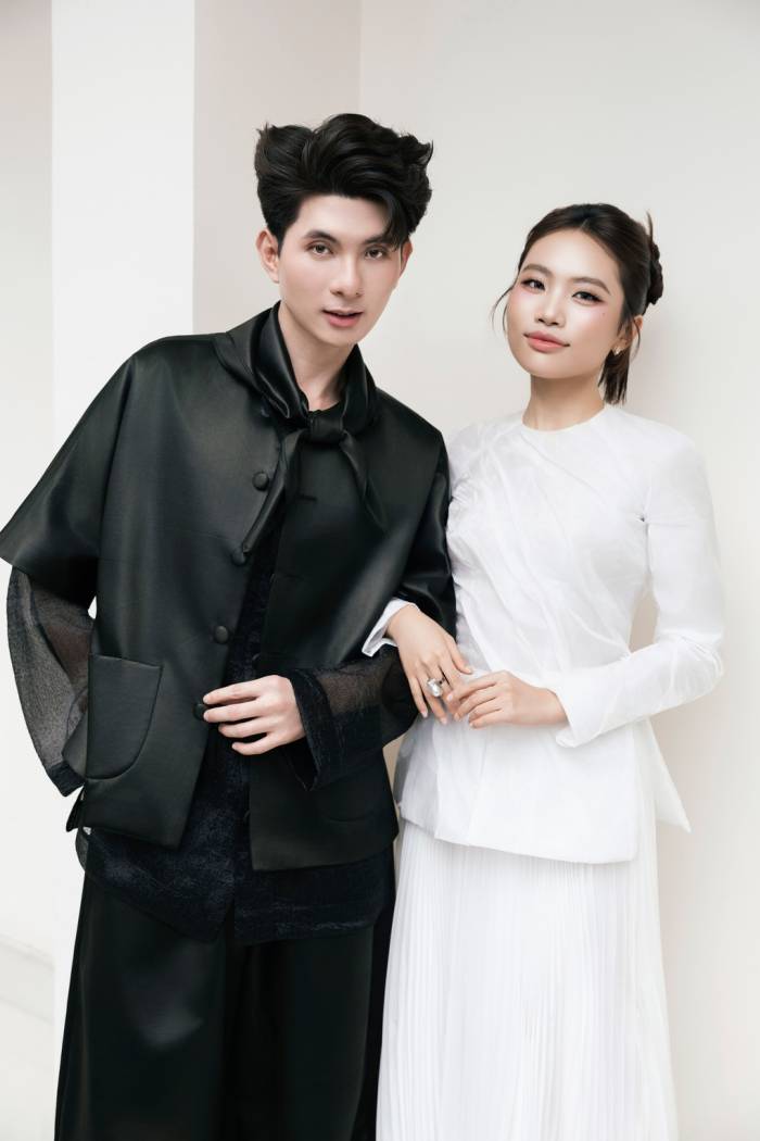 Ca sĩ Phương Mỹ Chi thân thiết Nguyễn Minh Công nhiều năm qua, từng lựa chọn các trang phục của anh để biểu diễn các nhạc phẩm âm hưởng dân ca Nam Bộ.