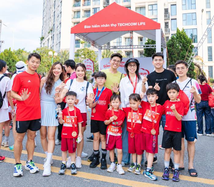 Các vận động viên nhí nhận huy chương hoàn thành cự ly, lưu lại những khoảnh khắc đáng nhớ cùng gia đình. Ảnh: Techcom Life