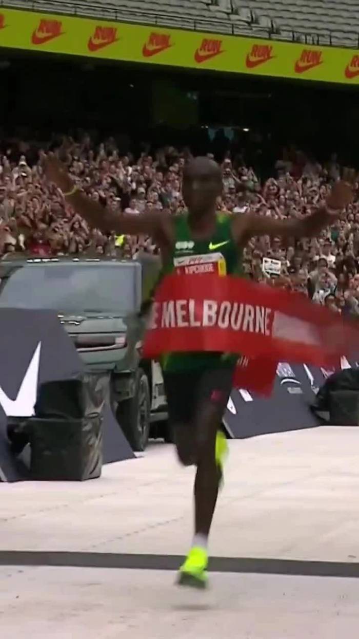 Eliud Kipchoge về nhất Melbourne Marathon 2026