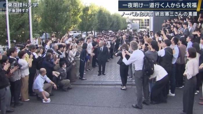 Học trò, đồng nghiệp và người dân chúc mừng GS Soai, hôm 8/10. Ảnh: NewsTV