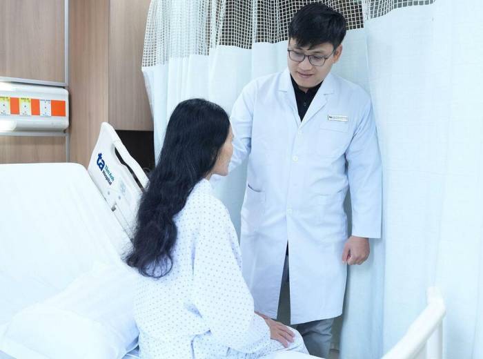 Bác sĩ Nghĩa kiểm tra sức khỏe bệnh nhân trước khi xuất viện. Ảnh: Bệnh viện Đa khoa Tâm Anh