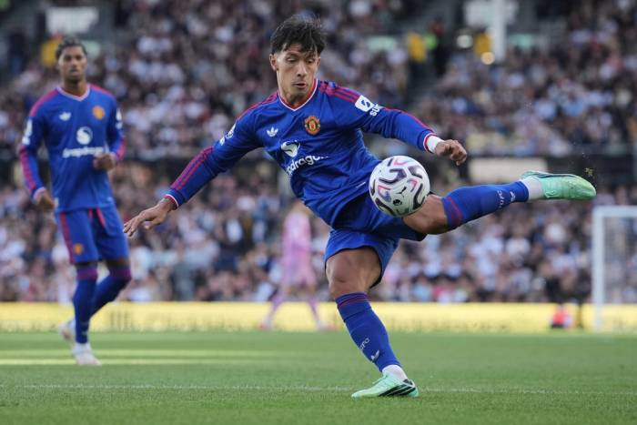 Lisandro Martinez của Man Utd đá bóng trong trận gặp Fulham tại Ngoại hạng Anh ở sân Craven Cottage, London, Anh, ngày 20/9/2026. Ảnh: AP
