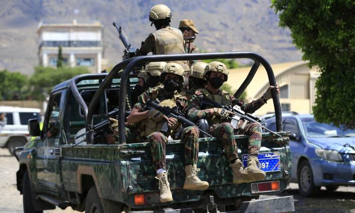Lính Houthi đi tuần tại thủ đô Sanaa, Yemen ngày 12/9. Ảnh: AFP