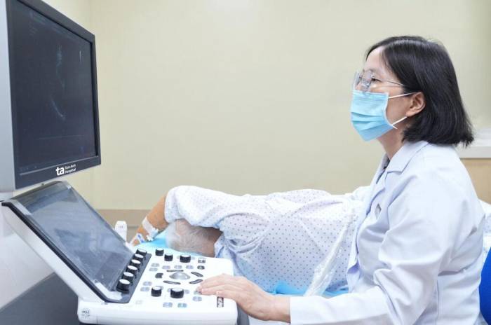 Bác sĩ siêu âm tim cho bệnh nhân vào ngày thứ ba sau can thiệp thay van qua ống thông. Ảnh: Bệnh viện Đa khoa Tâm Anh