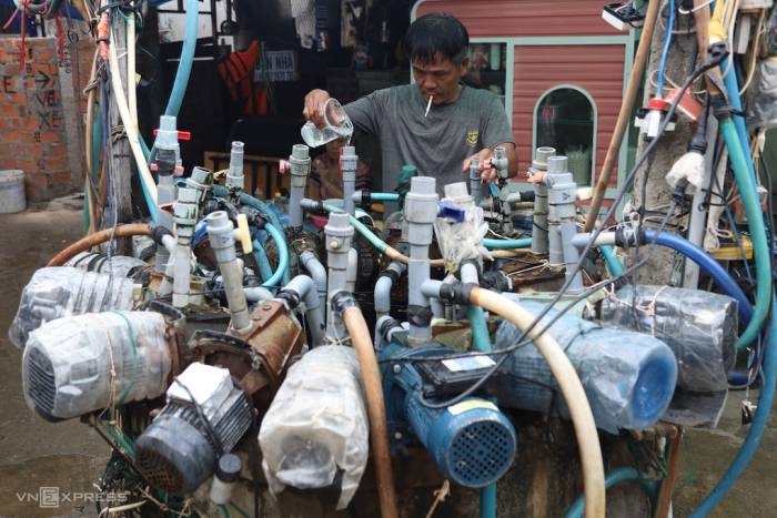 Ông Đại Dũng bơm nước từ giếng cách nhà khoảng 100 m. Ảnh: Trần Hóa