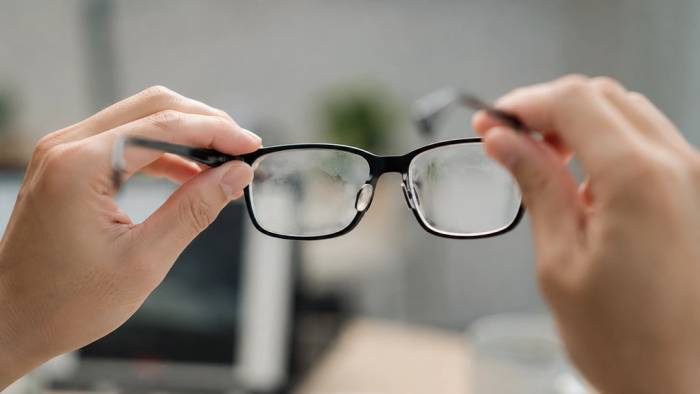 Nhìn mờ có thể do nhiều nguyên nhân khác nhau gây ra. Ảnh minh họa: AI