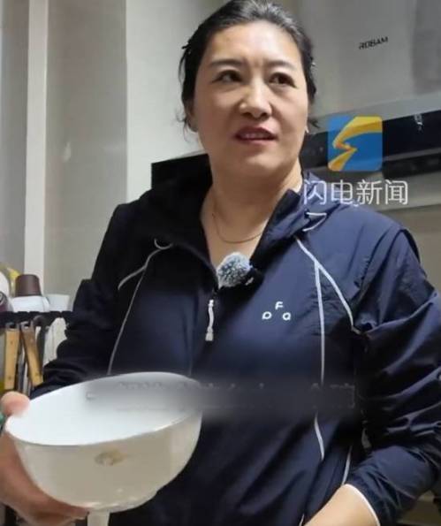 Chiếc bát tô ăn cơm thường ngày của cậu bé 13 tuổi. Ảnh: Sina