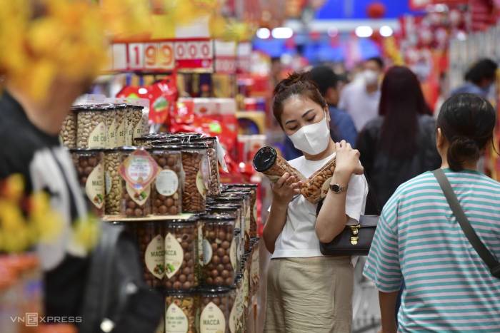 Người tiêu dùng đọc nhãn sản phẩm khi mua sắm tại siêu thị ở TP. HCM. Ảnh: Thanh Tùng