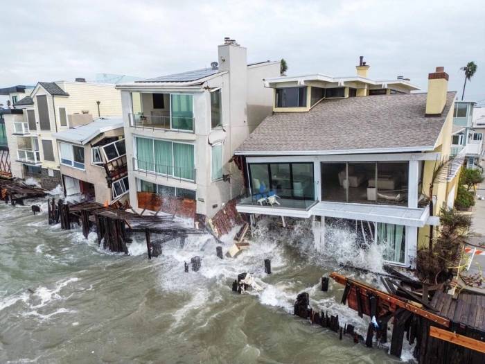 Sóng lớn đập vào các ngôi nhà ở Long Beach, California ngày 11/10. Ảnh: CA Post