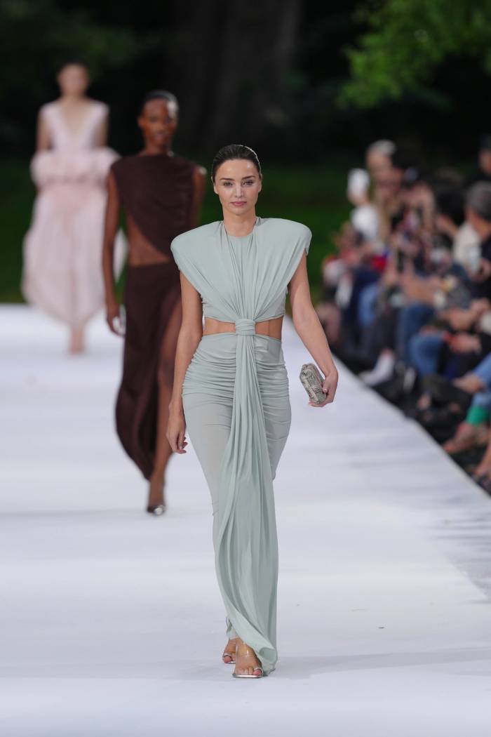 Miranda Kerr catwalk với đầm cut-out. Ảnh: AP