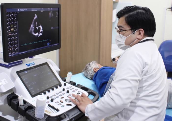 Bác sĩ Phúc siêu âm tim cho người bệnh. Ảnh: Bệnh viện Đa khoa Tâm Anh