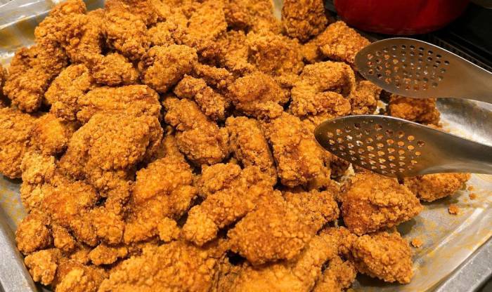 Đồ chiên rán giàu năng lượng, chất béo và muối. Ảnh: Vân Anh