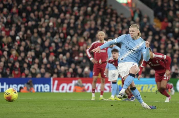 Erling Haaland ghi bàn phạt đền trong trận Man City gặp Liverpool ở Ngoại hạng Anh tại Liverpool, Anh ngày 8/2/2026. Ảnh: AP