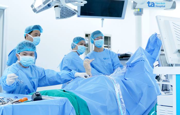 Bác sĩ Hiếu (phải) cùng êkíp phẫu thuật khớp vai cho người bệnh. Ảnh: Bệnh viện Đa khoa Tâm Anh