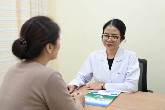 Bác sĩ Khánh tư vấn cho người bệnh. Ảnh minh họa: Bệnh viện Đa khoa Tâm Anh