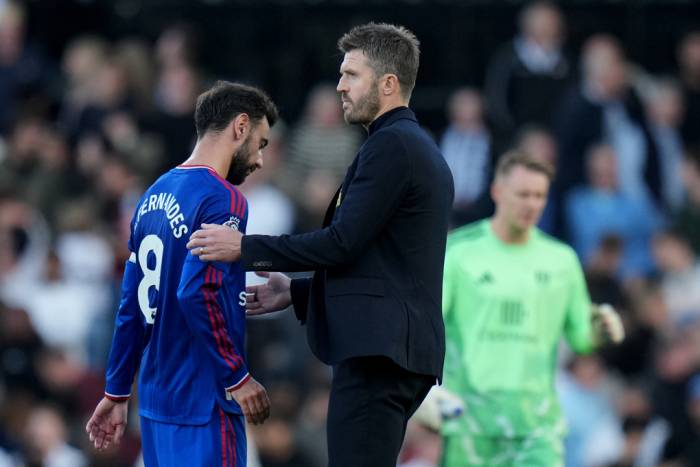 Bruno Fernandes được HLV Michael Carrick vỗ về sau trận gặp Fulham tại Ngoại hạng Anh trên sân Craven Cottage, London, Anh, ngày 20/9/2026. Ảnh: AP