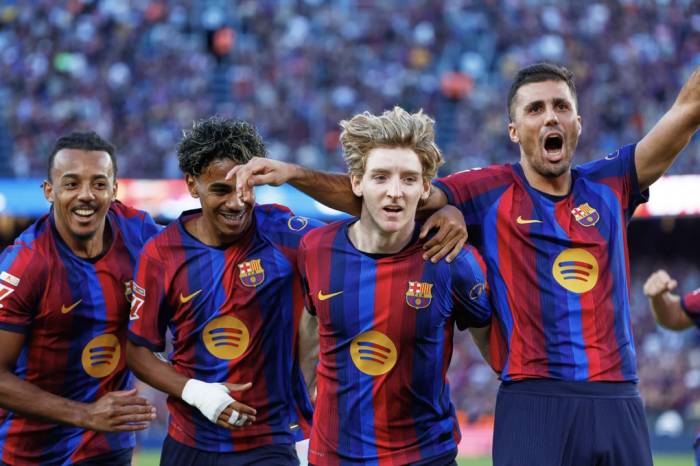 Các cầu thủ Barca mừng bàn mở tỷ số của  Anthony Gordon trong trận thắng Getafe 3-0 ở vòng tám La Liga trên sân Camp Nou, Barcelona, Tây Ban Nha ngày 10/10/2026. Ảnh: AP