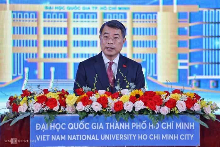 Thủ tướng Lê Minh Hưng phát biểu tại lễ khai khóa Đại học Quốc gia TP HCM, chiều 13/10. Ảnh: Quỳnh Trần