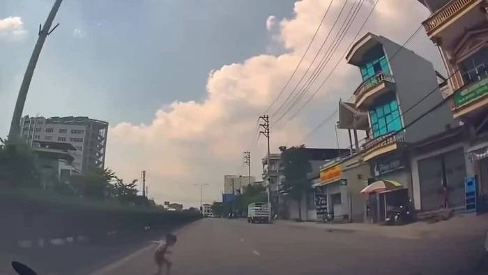 Từ dải phân cách cứng cậu bé lao đầu vào ô tô 