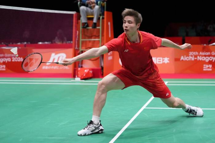 Shi Yuqi của Trung Quốc thi đấu với Jonatan Christie của Indonesia tại chung kết nội dung đồng đội nam cầu lông ở ASIAD 2026 tại thành phố Ichinomiya, Nhật Bản, 24/9/2026. Ảnh: AP