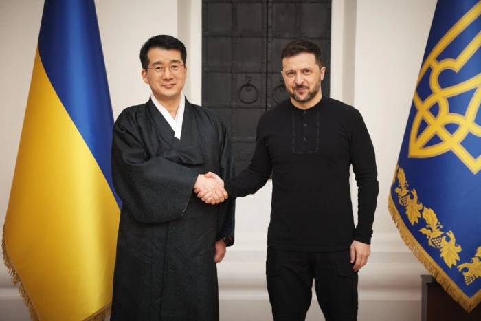 Tổng thống Ukraine Volodymyr Zelensky (phải) và Đại sứ Hàn Quốc Park Ki Chang tại Kiev hồi tháng 4/2025. Ảnh: Văn phòng Tổng thống Ukraine