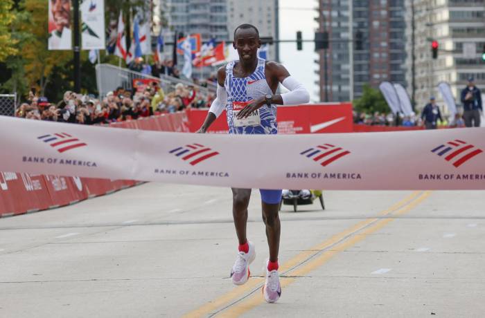 Kiptum về nhất trên đường chạy Chicago Marathon ngày 8/10/20223 với thành tích 2 giờ 0 phút 35 giây. Ảnh: AFP