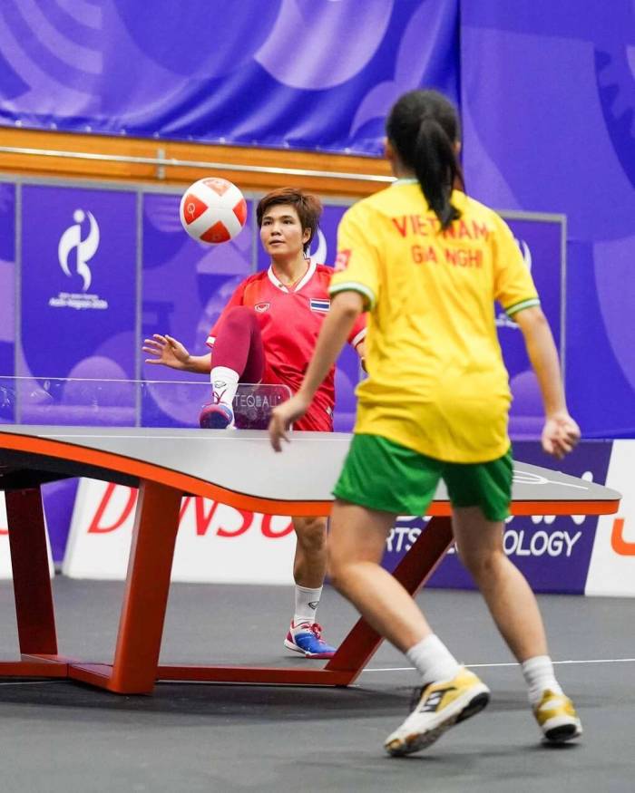 Suphawadi Wongkhamchan (áo đỏ) và Phakbong Dejaroen thắng Nguyễn Hoàng Minh Tân và Trịnh Gia Nghi của Việt Nam 2-0 tại bán kết đôi nam nữ teqball ASIAD 2026 tại Trung tâm thể thao Highashi, Nagoya, Nhật Bản ngày 19/9/2026. Ảnh: Teqball Association of Thailand