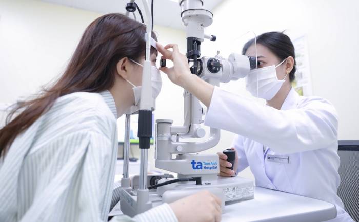 Bác sĩ Nhi khám mắt cho một phụ nữ. Ảnh minh họa: Bệnh viện Đa khoa Tâm Anh