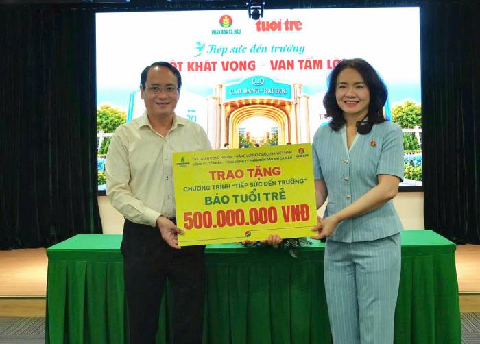 Bà Nguyễn Thị Hiền, Phó tổng giám đốc PVCFC trao bảng tượng trưng tài trợ cho ông Nguyễn Hoàng Nguyên, Trưởng ban chỉ đạo chương trình Tiếp sức đến trường. Ảnh: PVCFC